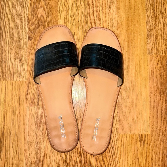Simple Black Sandals - Picture 1 of 3
